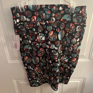 LuLaRoe Cassie. Size Medium—new with tags.